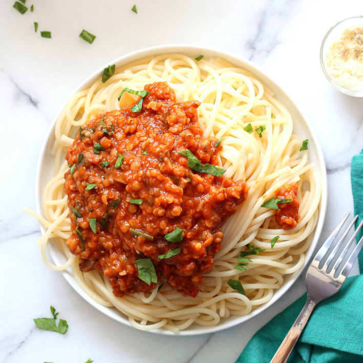 Šošovicové ragú so špagetami a strúhaným syrom
